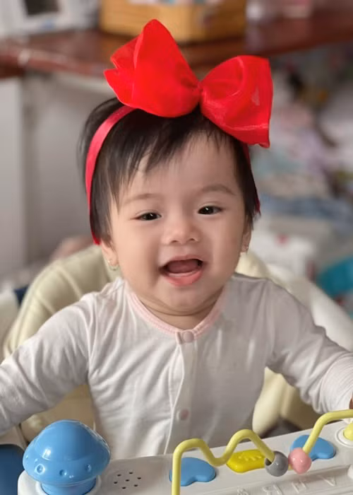 Bé Lê Quí (trong ảnh) có tên tiếng Anh là Quinita còn bé Lê Quỳnh có tên tiếng Anh là Quianna.