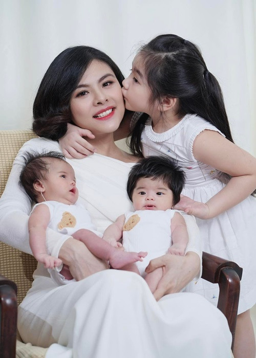 Tháng 11/2021, Vân Trang sinh đôi hai con gái Lê Quỳnh và Lê Quí.