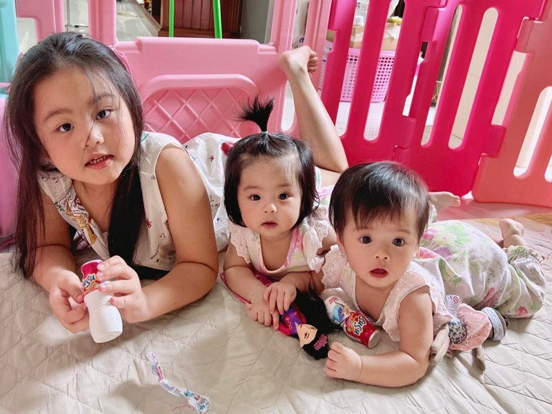 Vân Trang từng chia sẻ, lúc Lê Quỳnh và Lê Quí về nhà, bé Queenie hứng khởi, khen hai em dễ thương và xin hôn, nựng hai em. Mỗi lần các em khóc, biết mẹ và bà đang bận, Queenie cầm tay hai em, dỗ em nín ngay.