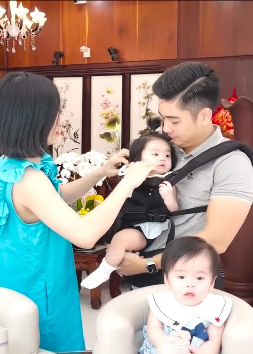 Vợ chồng Vân Trang bận rộn chăm sóc 3 cô con gái.