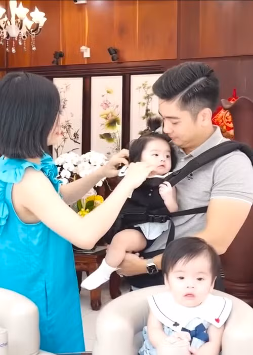 Vợ chồng Vân Trang bận rộn chăm sóc 3 cô con gái.