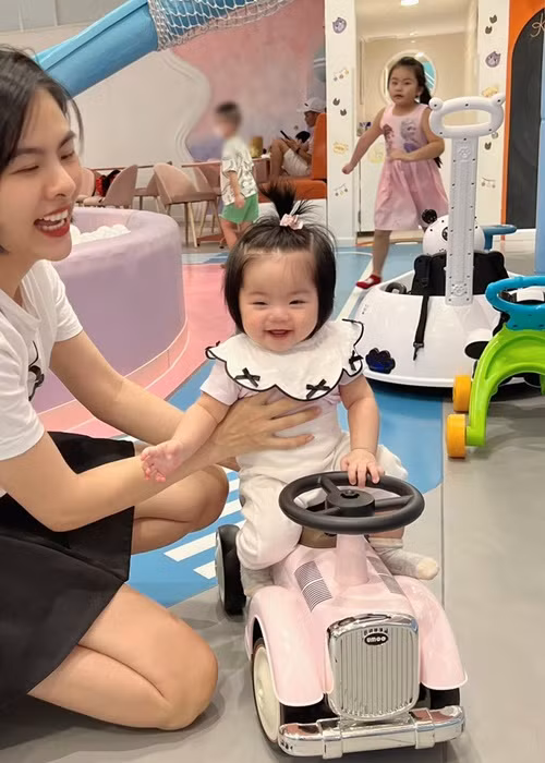 Bé Lê Quỳnh được xem là bản sao của bé Queenie.