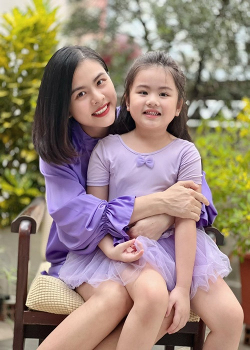 Con gái của Vân Trang ngoan ngoãn, thích vẽ tranh, thỉnh thoảng vẫn theo mẹ đến phim trường.