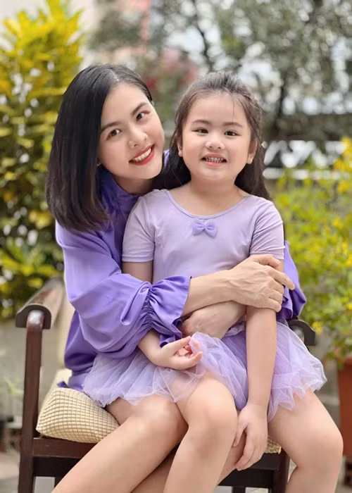 Con gái của Vân Trang ngoan ngoãn, thích vẽ tranh, thỉnh thoảng vẫn theo mẹ đến phim trường.