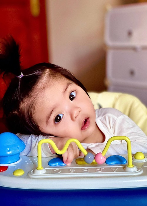 Gương mặt của bé Lê Quỳnh có phần bụ bẫm và mái tóc dày hơn hẳn so với bé Lê Quí.