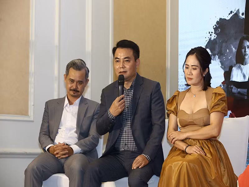 Diễn viên Vĩnh Xương (ngoài cùng bên trái) và NSƯT Mai Nguyên cũng đóng phim “Đấu trí”. Vĩnh Xương từng đóng phim: "Những người bạn học", "Họa mi về tổ", "Bức đại tự", "Vào Nam ra Bắc", "Hà Nội 12 ngày đêm”, “U tôi”…Ảnh: Thể thao văn hóa