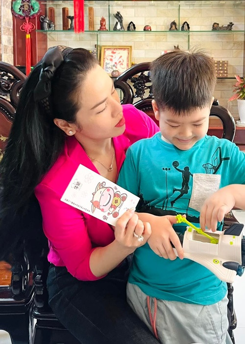 Mỗi lần đến thăm con trai, Nhật Kim Anh mang theo rất nhiều món quà.