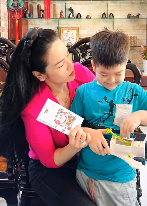 Mỗi lần đến thăm con trai, Nhật Kim Anh mang theo rất nhiều món quà.