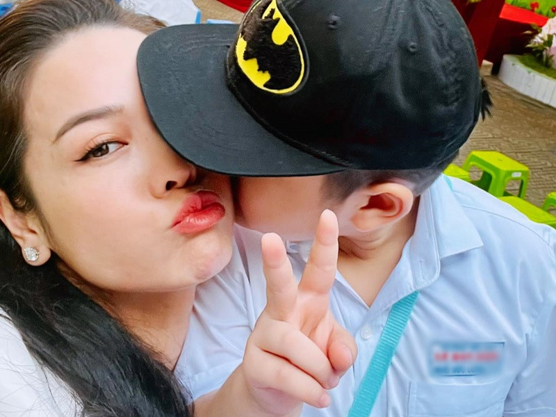 Nhận được 2 giấy khen và phần thưởng, bé Putin sẽ có chuyến du lịch hè cùng bố mẹ.