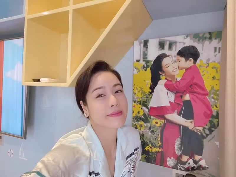 Năm 2021, Nhật Kim Anh mua căn hộ kế bên bên căn nhà của mình, cải tạo lại thành một căn phòng dành cho con trai.