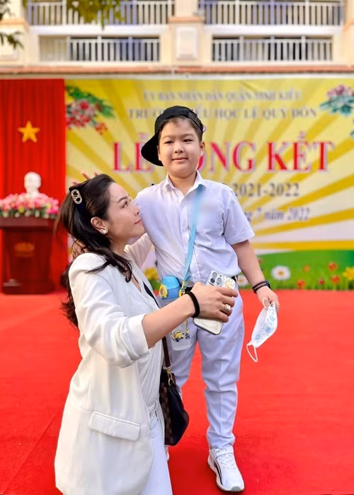 Bé Putin - con trai của Nhật Kim Anh đang sống cùng doanh nhân Bửu Lộc.