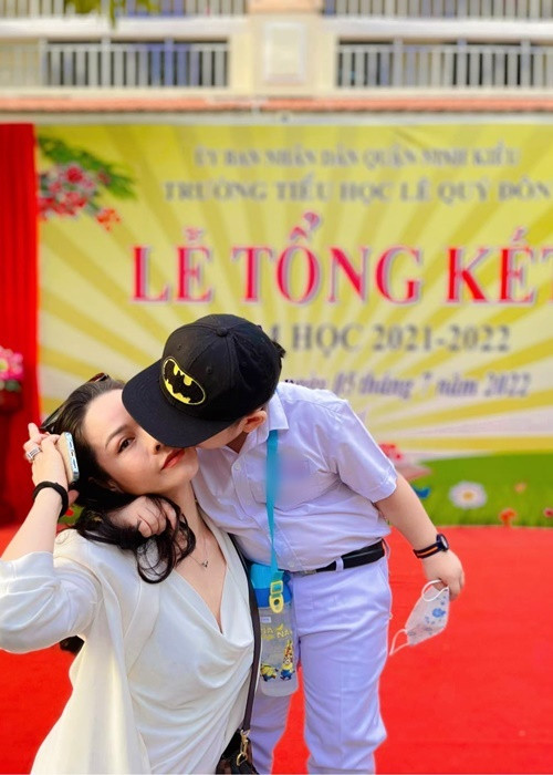 "Anh ấy ngồi vẫy tay với mẹ suốt rồi khoe với bạn anh là mẹ mình đó”, Nhật Kim Anh chia sẻ.