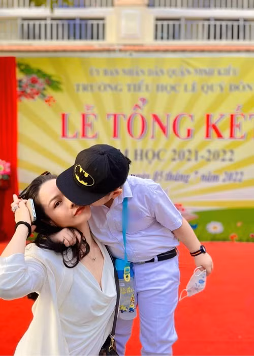 "Anh ấy ngồi vẫy tay với mẹ suốt rồi khoe với bạn anh là mẹ mình đó”, Nhật Kim Anh chia sẻ.