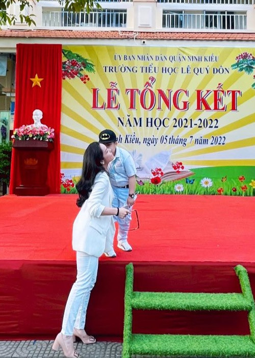 Cậu nhóc vui hơn mọi khi rất nhiều khi mẹ tham dự lễ tổng kết.