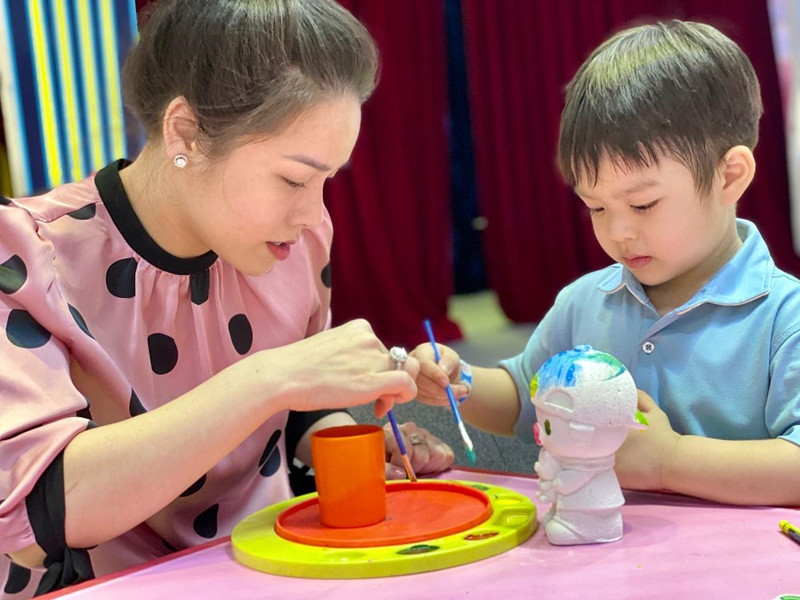 Nữ diễn viên còn đưa con trai đi chơi mỗi lần về thăm.