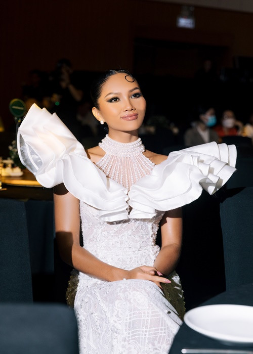 Mới đây, nhân vật trong giới truyền thông (tạm gọi là A) cho biết, ê-kíp một hoa hậu đình đám đã "bùng job" với phía mình 2 lần, dù đôi bên đã thỏa thuận. Theo A, ở lần thứ hai bị bùng kèo, A không chấp nhận được cách làm việc và hành xử thiếu chuyên nghiệp của hoa hậu. Bởi lẽ, chỉ trước vài giờ quay hình, A bất ngờ nhận được thông báo hủy lịch từ ê-kíp hoa hậu với lý do không tìm được quần áo, mong dời dịp khác để hình ảnh đẹp hơn. Nhanh chóng, cư dân mạng gọi tên Hoa hậu H'hen Niê vào lùm xùm. Ảnh: FBNV