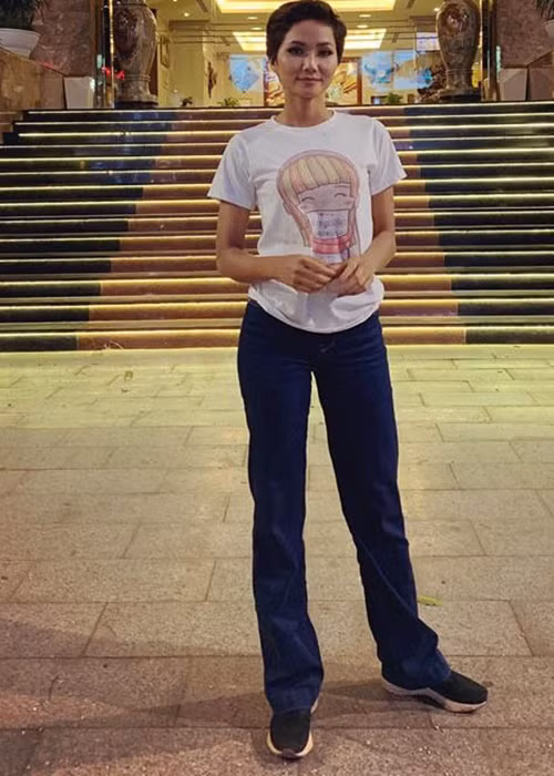 H'hen Niê nói thêm, cô cũng muốn thay đồ cho đẹp khi lên máy bay nhưng vì người đang bị bụi bẩn nên thấy không hợp với trang phục đẹp của các nhà thiết kế. Ảnh: Dân Việt