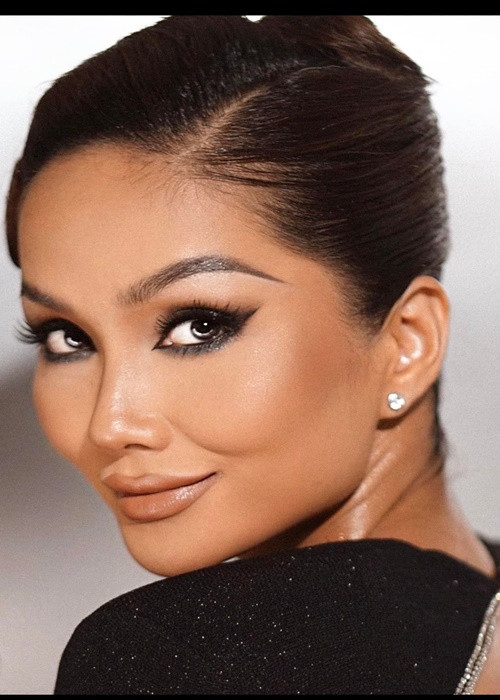 Tháng 4/2022, một cư dân mạng chê phong cách thời trang cũng như lối trang điểm và làm tóc của H’hen NIê không phù hợp. Trước ý kiến này, người đẹp thẳng thắn bày tỏ: "Hen trân quý từng đóng góp của mọi người từ lúc là thí sinh đến thời điểm hiện tại và cả sau này ạ. Nhưng đôi khi cũng sẽ có lúc này lúc khác, có lúc làm hài lòng đa số mọi người, có lúc được mọi người nhắc nhở. Bản thân Hen nhiều khi xuất hiện cũng sẽ có đôi lúc chưa cảm thấy hài lòng với chính bản thân mình từ đó mà cố gắng để khắc phục ạ. Nhưng có một điều chắc chắn là ê-kíp Hen rất yêu thương và luôn dành mọi sự tốt nhất cho Hen". Ảnh: FBNV