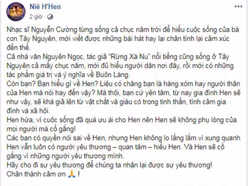 Trước thông tin liên quan đến gia đình, H’hen Niê nhanh chóng lên tiếng. Trên trang cá nhân, top 5 Hoa hậu Hoàn vũ Thế giới 2018 chia sẻ, nhạc sĩ Nguyễn Cường hay nhà văn Nguyên Ngọc phải sống ở Tây Nguyên rất lâu mới đủ hiểu người dân nơi đây nên chỉ có người thân hay hàng xóm mới hiểu H'hen Niê. “Bạn cứ yên tâm, từ nay gia đình Hen sẽ như vậy, sẽ khá giả lên từ vật chất và giàu có trong tinh thần, tình cảm gia đình và xã hội”, cô viết. H’hen Niê chia sẻ thêm mọi người có quyền nói sai về cô nhưng cô không lo lắng vì cô luôn có những người yêu thương, quan tâm và hiểu cô. Ảnh: FBNV