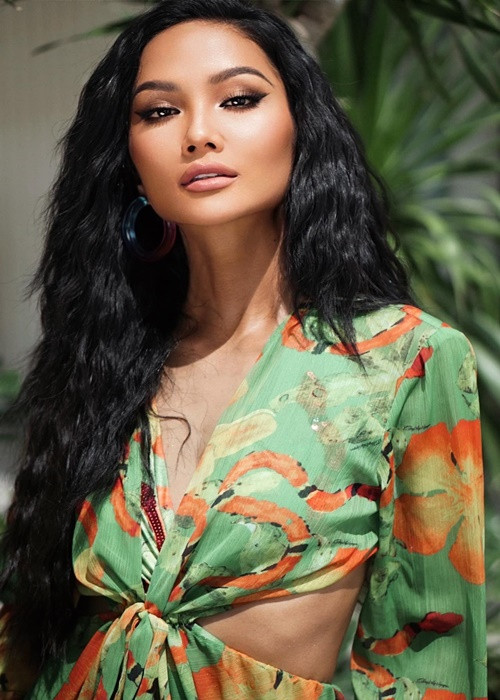 Về lý do không còn mua hàng hiệu, H’hen Niê cho hay: "Sau khi trở về Việt Nam, tôi gặp nhiều người khó khăn hơn mình, đặt một câu hỏi cho chính bản thân mình dám mua một đôi giày chỉ để đạp xuống chân tận 30 triệu, còn họ thì có thể 30 triệu làm đổi cuộc đời họ và cảm thấy có lỗi là chỗ đó! Với năm nay mong muốn mua được nhà ở, không là hết nhiệm kỳ lại đi thuê nhà”. Ảnh: FBNV