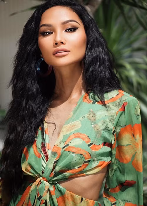 Về lý do không còn mua hàng hiệu, H’hen Niê cho hay: "Sau khi trở về Việt Nam, tôi gặp nhiều người khó khăn hơn mình, đặt một câu hỏi cho chính bản thân mình dám mua một đôi giày chỉ để đạp xuống chân tận 30 triệu, còn họ thì có thể 30 triệu làm đổi cuộc đời họ và cảm thấy có lỗi là chỗ đó! Với năm nay mong muốn mua được nhà ở, không là hết nhiệm kỳ lại đi thuê nhà”. Ảnh: FBNV