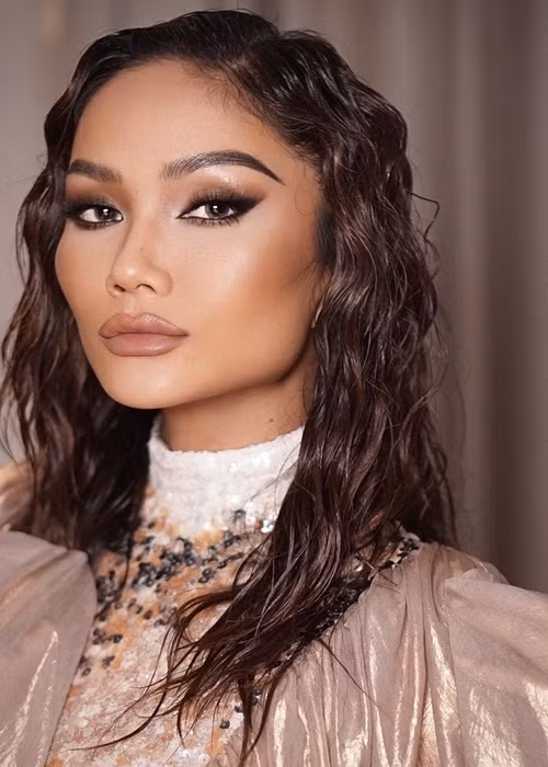 H'hen Niê còn bị một số người cho rằng giả vờ ngây thơ khi hỏi fan: "Con giáp thứ 13 là con gì vậy ạ mọi người?". Người đẹp cho biết ngày hôm đó, cô thấy bài viết có tiêu đề: "Đúng là con giáp thứ 13 thật đáng sợ". Vì không hiểu "con giáp thứ 13" nên H'hen Niê hỏi một người bạn nhưng không nhận được câu trả lời. Chính vì vậy, cô mới hỏi fan. Ảnh: FBNV