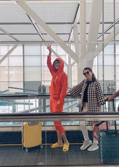 Năm 2019, hình ảnh Hoa hậu Hoàn vũ Việt Nam 2017 mang đôi dép tổ ong màu vàng trên suốt chuyến bay dài gây tranh cãi trái chiều. Nhiều khán giả cho rằng nàng hoa hậu luộm thuộm, cẩu thả. Một số khác lại yêu mến sự giản dị của cô gái dân tộc Ê Đê này. Ảnh: FBNV