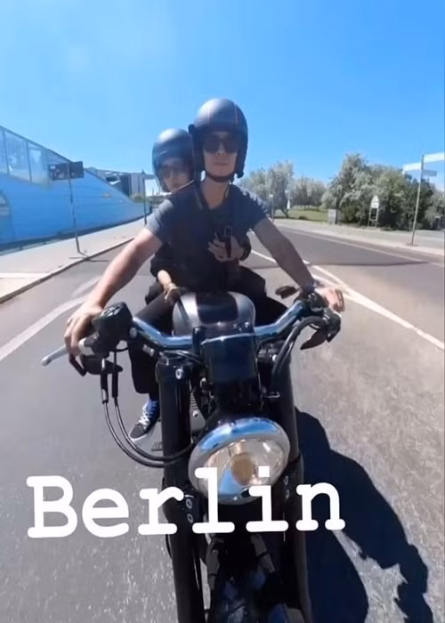 Huy Trần lái xe mô tô chở bà xã đi ăn món nổi tiếng.