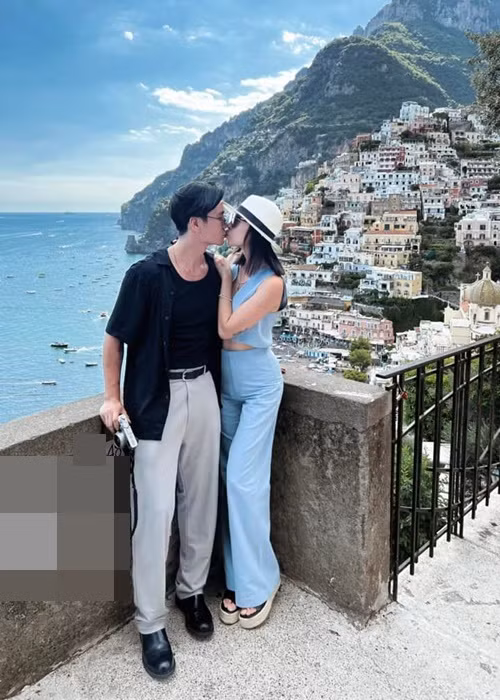 Đôi uyên ương tình tứ ở trời Tây sau khi gặp lại.