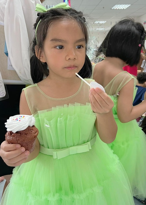 ...Về mặt thái độ thì rất hợp tác nha, nhưng tôi không đồng tình với cách chị biểu diễn trên sân khấu ạ, ở nhà nhảy với chị hai chị uốn éo, lắc mông tôi lác cả mắt mà ở trường chị giả bộ không nhấc nổi cái tay lên. Tôi khẳng định đó là một sự giả bộ. Hy vọng chị mau biết đọc để thấy được những dòng này của tôi, tôi nghiêm túc phê phán hành động giả bộ ngây thơ của chị", Phạm Quỳnh Anh viết.