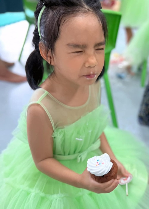 Phạm Quỳnh Anh hài hước chia sẻ về ngày tổng kết năm học của bé Tuệ An: "Hôm nay người ta lại diễn văn nghệ. Cả nhà đi xem ủng hộ và ôi... thở phào nhẹ nhõm vì may quá người ta không bùng show - nỗi sợ xảy ra mỗi năm một vài lần, cứ khi nào người ta khoe sắp diễn ở trường là bà bô đều cảm thấy rất lo cho ban tổ chức...