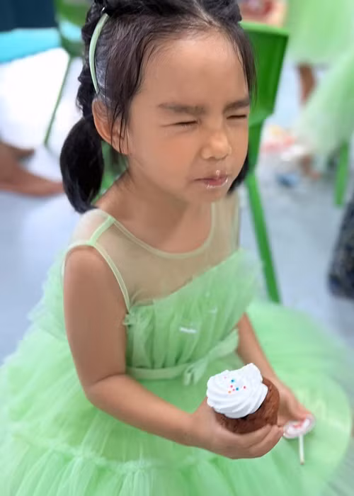 Phạm Quỳnh Anh hài hước chia sẻ về ngày tổng kết năm học của bé Tuệ An: "Hôm nay người ta lại diễn văn nghệ. Cả nhà đi xem ủng hộ và ôi... thở phào nhẹ nhõm vì may quá người ta không bùng show - nỗi sợ xảy ra mỗi năm một vài lần, cứ khi nào người ta khoe sắp diễn ở trường là bà bô đều cảm thấy rất lo cho ban tổ chức...