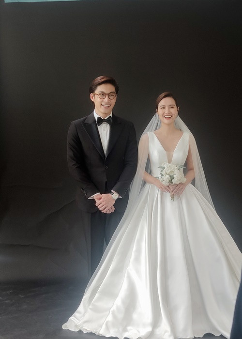 Mặc chiếc váy cưới gợi cảm, Huyền Lizzie liên tục nở nụ cười rạng rỡ bên Đình Tú.