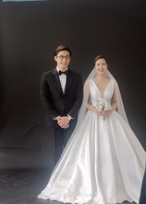 Mặc chiếc váy cưới gợi cảm, Huyền Lizzie liên tục nở nụ cười rạng rỡ bên Đình Tú.