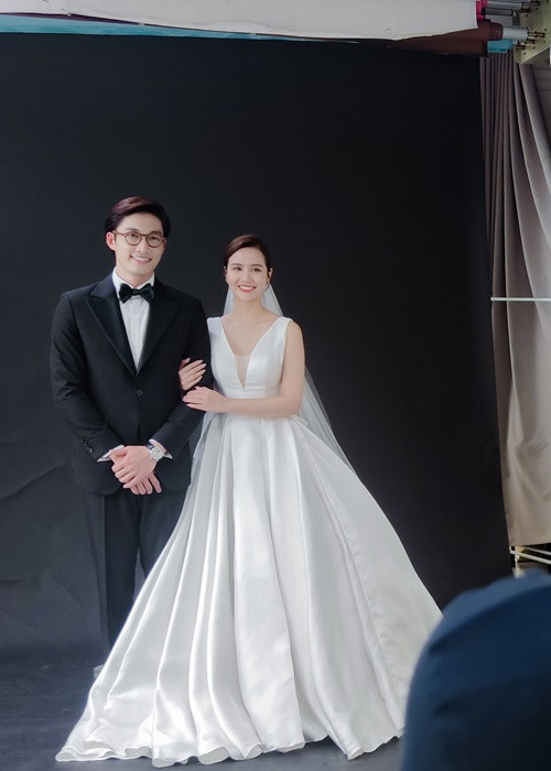 Mới đây, loạt ảnh hậu trường chụp ảnh cưới cho vai diễn của Huyền Lizzie và Đình Tú được hé lộ.