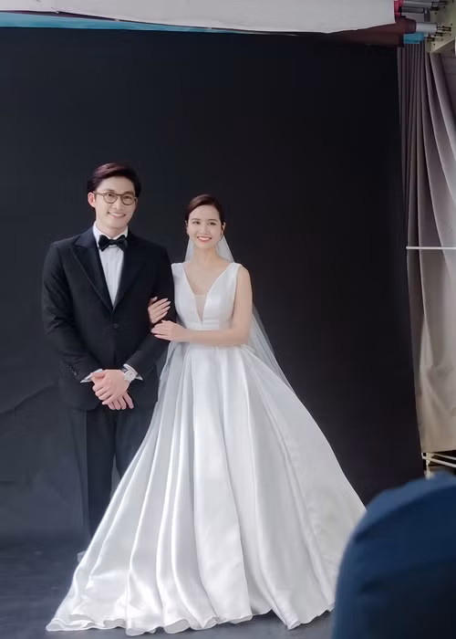 Mới đây, loạt ảnh hậu trường chụp ảnh cưới cho vai diễn của Huyền Lizzie và Đình Tú được hé lộ.