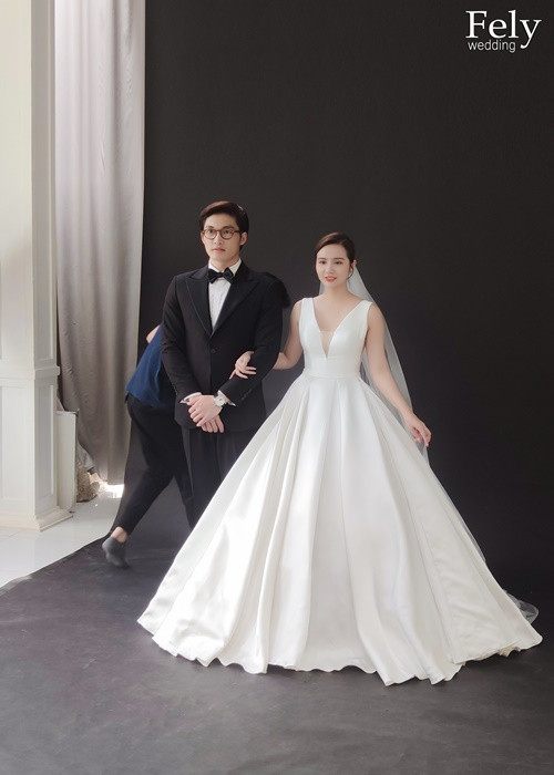 Đình Tú và Huyền Lizzie được khen đẹp đôi khi khoác lên mình trang phục cưới.
