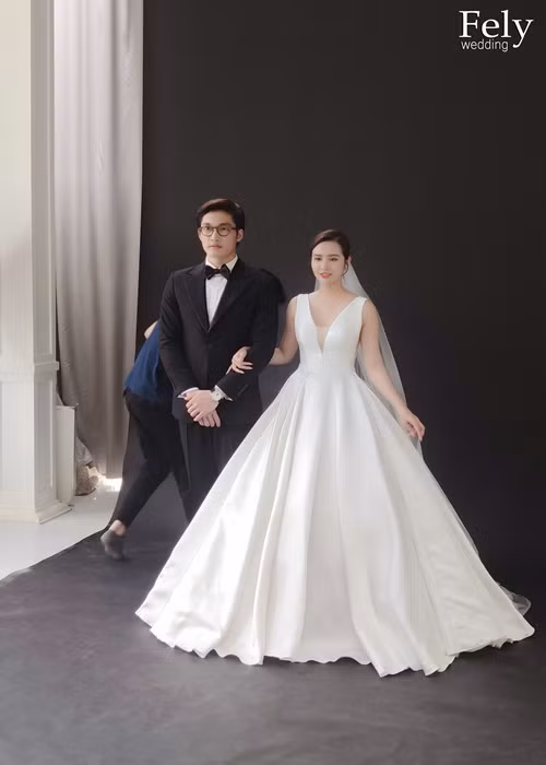 Đình Tú và Huyền Lizzie được khen đẹp đôi khi khoác lên mình trang phục cưới.