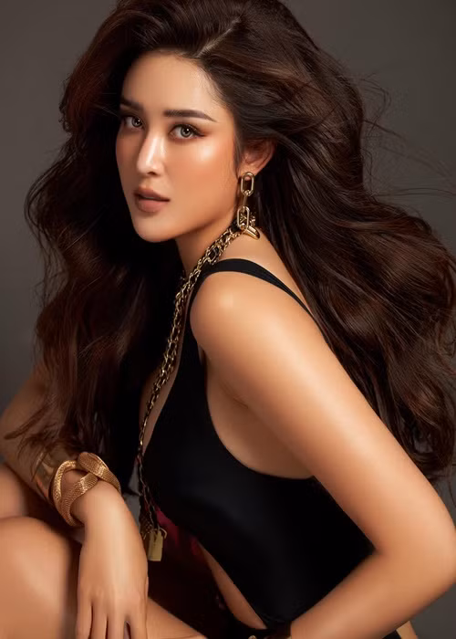 8 năm trước, Huyền My giành danh hiệu á hậu 1 cuộc thi Hoa hậu Việt Nam. Kể từ đó, cô nổi tiếng hơn.