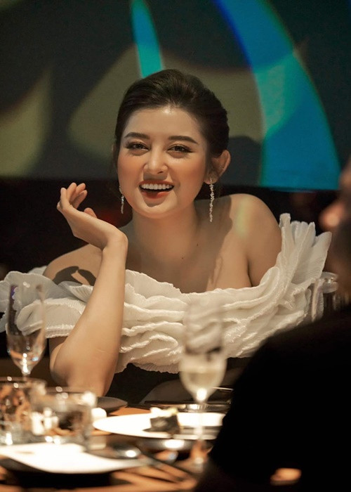 Người đẹp chia sẻ thêm: “Tôi cũng không còn thích nghe những lời lãng mạn, ngọt ngào, hiện tại tôi chỉ lẳng lặng quan sát xem người đàn ông đó hành động như thế nào thôi".