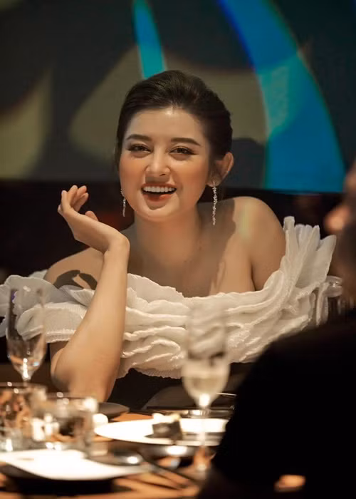 Người đẹp chia sẻ thêm: “Tôi cũng không còn thích nghe những lời lãng mạn, ngọt ngào, hiện tại tôi chỉ lẳng lặng quan sát xem người đàn ông đó hành động như thế nào thôi".