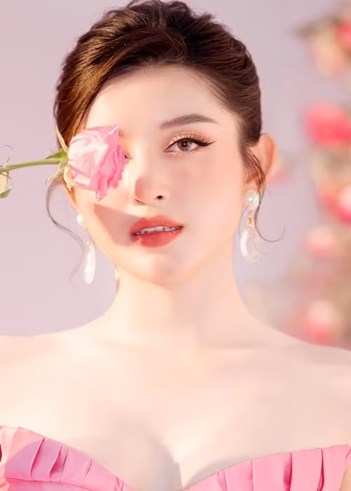 Nàng hậu tâm sự: “Tôi muốn mình là người vợ, người mẹ tốt, thay vì những ồn ào không đáng có”.