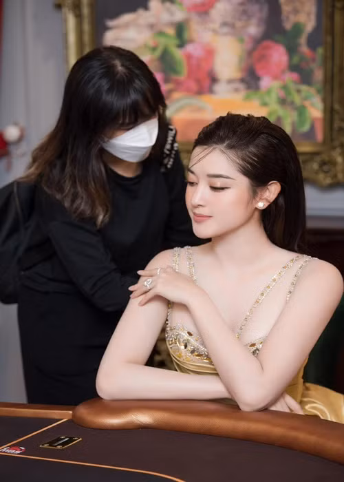 Huyền My hiện tại không còn cho rằng bản thân phải lập gia đình trước năm 25 tuổi nữa. “Mọi thứ hãy cứ để nhân duyên quyết định", cô chia sẻ.