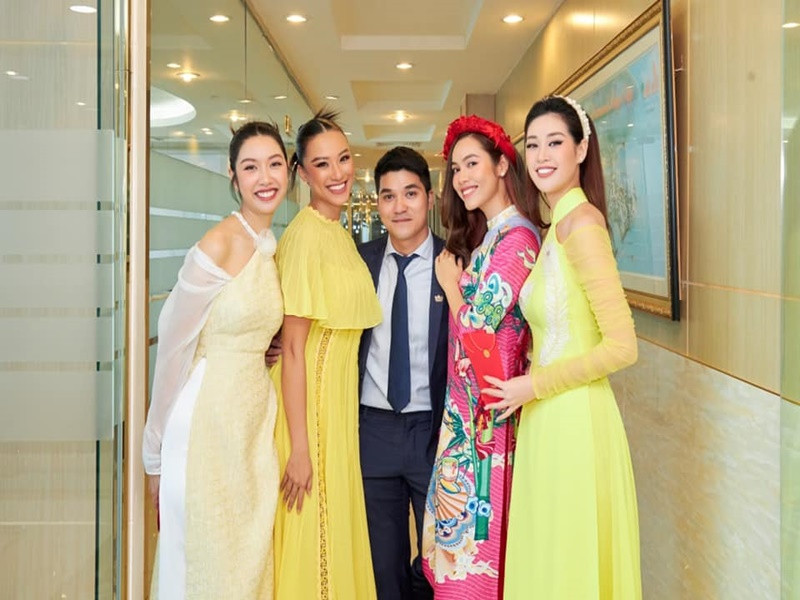 Bảo Hoàng từng đồng hành cùng Kim Duyên (thứ hai bên trái) khi người đẹp thi Hoa hậu Hoàn vũ Thế giới 2021. Ảnh: FBNV