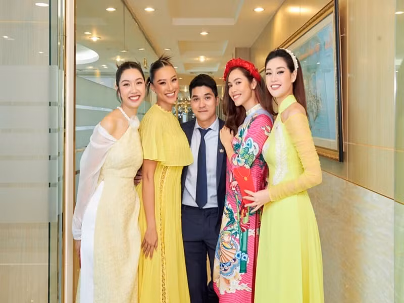 Bảo Hoàng từng đồng hành cùng Kim Duyên (thứ hai bên trái) khi người đẹp thi Hoa hậu Hoàn vũ Thế giới 2021. Ảnh: FBNV