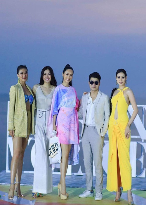 Nam CEO thường xuyên được dàn mỹ nhân Việt vây quanh. Ảnh: FBNV