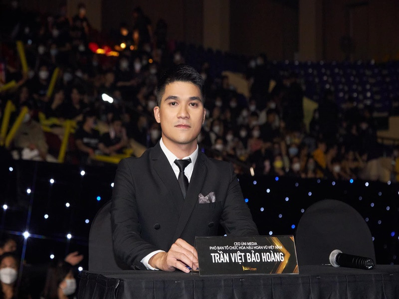 Bảo Hoàng sinh năm 1991, từng là sinh viên của Đại học Ngoại thương TP HCM, có nhiều năm kinh nghiệm trong lĩnh vực truyền thông.