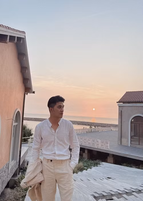 Vẻ ngoài phong độ của Bảo Hoàng khiến anh nhận được sự chú ý của nhiều cư dân mạng. Ảnh: FBNV