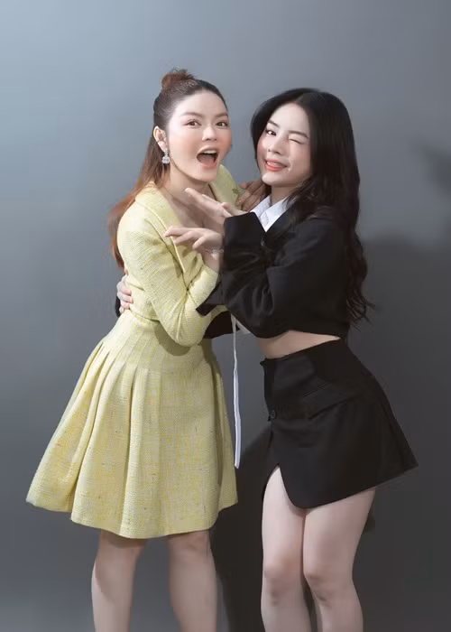 Nữ DJ hài hước tâm sự bản thân khá trẻ con, nên mỗi lần giận nhau, cô chặn các tài khoản mạng xã hội và cả số điện thoại của bạn trai. Khi cần liên lạc, cả hai sẽ trao đổi qua mail.