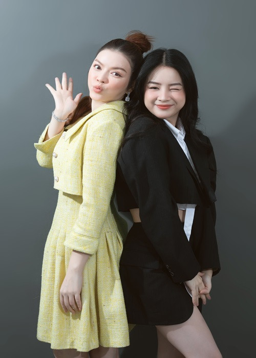 Chứng kiến mối tình ngọt ngào của Mie và Hồng Thanh, Lý Nhã Kỳ chạnh lòng chia sẻ: “Tôi thèm một cái nắm tay, đi công khai ngoài đường nhưng chưa bao giờ dám. Tôi luôn muốn giữ sự riêng tư cho mình. Ngày xưa, tôi yêu đương cực lắm, không bao giờ ra đường, đi ăn chung hay công khai gì về bạn trai hết. Trong suốt thời gian quen nhau, chúng tôi không bao giờ đi chung”. Ngày một trưởng thành, nữ diễn viên cho biết cô sẽ mạnh mẽ công khai và sống trọn với tình yêu khi tìm được người mới. “Nếu có tình yêu, tôi sẽ phải rất nghiêm túc. Tôi phải đủ mạnh mẽ để nhận tình yêu đó và thông báo với mọi người. Tình yêu đâu có lỗi gì mà phải giấu nó đi”, Lý Nhã Kỳ bộc bạch.